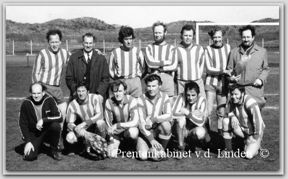 voetbal wijk aan zee
WZV Staand vlnr, P de Boer, J. Dirks, W. Valkhof, J. Scholten, A. Snijders, J. Aardenburg, J. de Boer, zittend vlnr, C. Snijders, J. Seijsner, G. de Winter, A. de Blok, P. Fatels, D. Snijder
Keywords: waz voetbal wijk aan zee