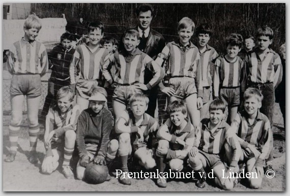 v
Voetbalclub H. Hartschool met o.a. vlnr. Simon Postma, Ab Albers, Huub v. Vliet, Gerard Zuiderduin, Hans Snijders, Hans Ypma, Loui v. Vliet, Aadje in 't Veld, Luuk Tromp, Peter de Winter, Jos v. Westing, Hans de Bruin, Meester de Graaf.
Keywords: waz voetbal wijk aan zee