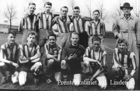 voetbal wijk aan zee
1949-50 
B vd Meij, Jan Seissener, A vd Meij, G de Winter, Aad Durge, Jan Schellevis, Leo v Son, Toon vd Meij, Leo vd Meij, A Bakker, Theo Handgraaf, Hans Kabels.
Keywords: waz voetbal wijk aan zee