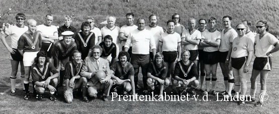 voetbal wijk aan zee
Voetbalwedstrijd Artiesten tegen het Gemeente Bestuur ten bate van Heliomare anno 28 Augustus 1972
Keywords: waz voetbal wijk aan zee