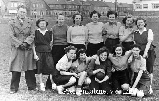 voetbal wijk aan zee
O.A Dienie Bol, Bets Durge, Loes Paap,
Keywords: waz handbal wijk aan zee