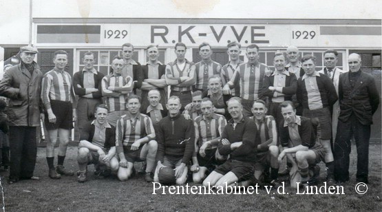 voetbal wijk aan zee
R.K.-V.V.E. anno 1947 met o.a. Legebeke, H. Kremer, B. Duin, Jan Paap, Jan van Gool, A. Schelvis, Jan Schelvis, W. Zuiderduin, G. de Wild, de Blok, Th. Warmerhoven, Kleine, Jan Snijders, A. v.d. Meij, F. v.d. Meij, Jan Schram, Jaap v.d. Meij, Co Schelvis, Jan v.d. Meij, N. de Boer, A. Waremerhoven, B. de Visser, T. van Roon, W. Grapendaal.
Keywords: waz voetbal wijk aan zee