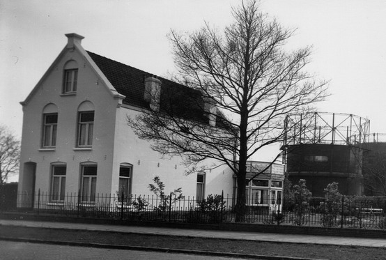 Wijkermeerweg
Wijkermeerweg met de woning van de Dir. van het Gasbedrijf..
Keywords: bwijk wijkermeerweg