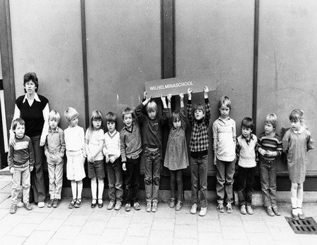 wilhelminaschool wijk aan zee
Wilhelminaschool April 1982 vlnr. Meester Gerad v.d. Linde, Ivanka Put, Inge Both, Simone de Looze, Eveline de Graaf, Monique Heydenreich, Petra v.d. Stel, Bert Spiering, Dennis Schiper, Rik (leder) Ledder, Steven v.d. Linden,  Jeroen Nieboer, John v.d. Laak, Tommy Nuyen, Derk Jan Goosen, Robin Oostenbrugge, Martijn Serpentie, Jeroen Osmann, Bas Binkhorst
Keywords: waz wilhelminaschool