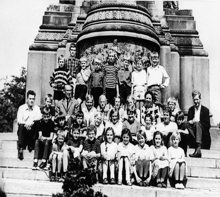 wilhelminaschool wijk aan zee
Wilhelminaschool Schoolreis van de hoogste klassen op 1 juli 1966 naar Den Haag.. Op de achterste rij vlnr. Bert Langendijk, Mark Poldmer, Aart Hiemstra, Nico Hop, Theo Schoos, Gertjan Oosterveen, Erik Visser, Jaap Frankfort. 2e rij van boven Dhr. Liefting, Harry Schellevis, Dhr. Veer, Marjan Siersema, Annemarie Schelvis, Elly van Soest, Tineke Boogaard, mw. v. Soest, Eef v. amersfoort, Dhr. Reijmerink, 3e rij van boven Jan Pieter Visser, Bert Kwant, Wim Brouwer, Marlies Zwart, Corrie Grapendaal, Derothee v. Amersfoort, Rietje v. Strakum, Juf Schouten, Marga Oosterveen. Onderste rij Eddy v. Amersfoort, Henk Scholte ter Horst, Adje Moerland, Marjan Iskes, Willy Grapendaal, Letta Franck, Carla Bruins, Gerda Warmenhoven.
Keywords: waz wilhelminaschool