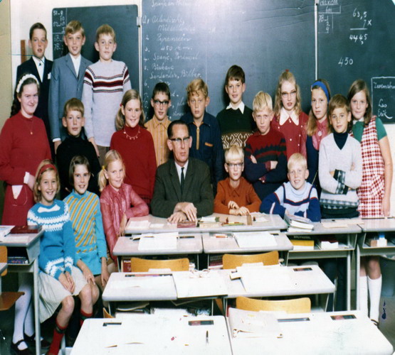 wilhelminaschool wijk aan zee
Wilhelminaschool klas 5 en 6 Oktober 1969. op de achterste rij  Hugo Ditvoors, Constant v. Leuven, Dolf Schipper, middelste rij vlnr. Marjo van ´t Wout, Bob Hickmann, Anneke Geudeke, Ben Schellevis, Ron Snelleman, Rene van Soest, Leo Verhagen, Francien Augustijn, Marjan Scholte ter Horst, Rene Both, Ellen Iskes, voorste rij Karin Langendijk, Attie v. Amersfoort, Jolanda Bruijn, Dhr. M. Veer, Peter Schelvis, Wim Grapendaal
Keywords: waz wilhelminaschool