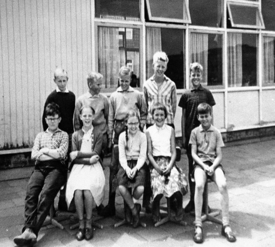 wilhelminaschool wijk aan zee
Wilhelminaschool anno 1960 op de achterste rij vlnr. Jan Huibrechts, Jan Coen Roos, Henk v.d. Wel, Wim Warmenhoven, Martienklein. daar voor vlnr. Arie v. amersfoort, Marie v.d. Kolk, Jetje Jansen, Margreet Visser, Bert van´t Wout.
Keywords: waz wilhelminaschool