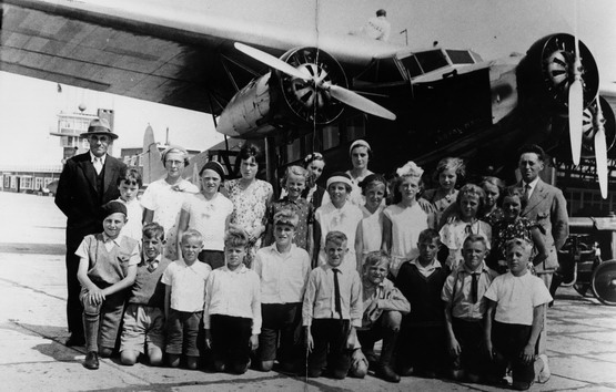 wilhelminaschool wijk aan zee
Wilhelminaschool op schoolreisje naar Schiphol anno 1947. op de foto Dhr. v. oosterveen, Rie ten Bos, Bets de Bie, Els van Klaveren, Annie Walgien, Corry van amersfoort, Alie Franck, Janie Schelvis, Neeltje Ledder, Fie Inpijn, Janny van Amersfoort, Rie de Bie, Rikus v.d. Wel, Louw Geudeker, Kik Witteveld, Wim Franck, Oosterveen, Bram Inpijn, P. Schelvis, Herma Iske
Keywords: waz wilhelminaschool