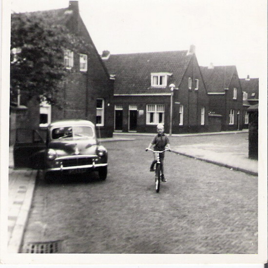 Willem Passtoorstraat
De zomer foto is, aan de leeftijd van het jongetje op de fiets (ik ben dat zelf), van rond 1963.

foto: D de Ruiter
Keywords: Willem Passtoorstraat
