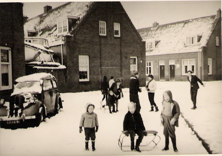 Willem Passtoorstraat
Leuk detail bij de winter foto, die genomen is 4 maart 1962, is de boot die zichtbaar is boven de auto, op het kleine achterplaatsje van de fam. Zandbergen die op de hoek van de Thomas Wijckstraat - Willem Passtoorstraat woonde. 

foto: D de Ruiter
Keywords: Willem Passtoorstraat bwijk