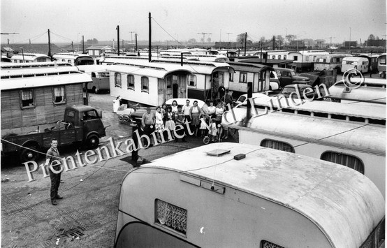 Woonwagens Wijkermeerweg
Woonwagens en hun bewoners aan de Wijkermeerweg Beverwijk   Foto Hans Blom
Keywords: bwijk wijkermeerweg