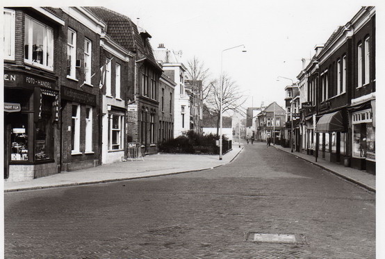 Zeestraat
Zeestraat gezien vanaf de Koningstraat richting Baanstraat   1960
Keywords: bwijk zeestraat baanstraat
