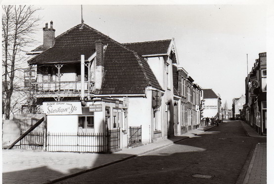 Zeestraat
Zeestraat gezien vanaf hoek Prinsselaan richting Groenelaan, rechts de Baanstraat. De ijstent links vooraan was van de fam. Noortman   1960
Keywords: bwijk zeestraat