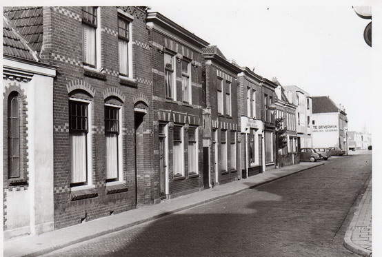 Zeestraat
Zeestraat gezien vanaf de Baanstraat richting Groenelaan. Het grote witte pand einde links is de Spaarbank te Beverwijk, voorloper van de SNS bank. Dhr. van Wingerden was daar kantoorhouder.   1960
Keywords: bwijk zeestraat