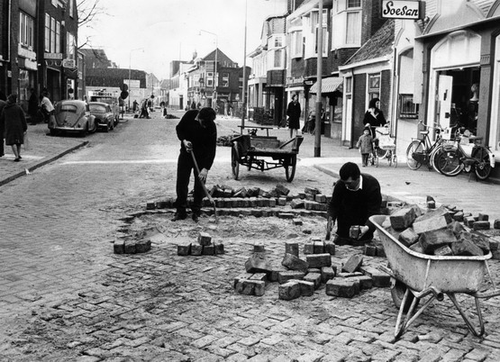 Zeestraat
Zeestraat met Stratenmakers   Foto Hans Blom
Keywords: bwijk zeestraat