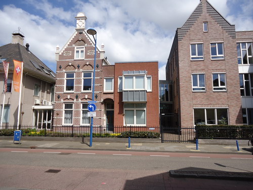 Zeestraat 27  1 mei 2015
Het eerste pand werd gebouwd in 1897. Het heeft vele bewoners gekend. De langste periode in dit pand heeft een apotheker gezeten. De IJmuider Courant van 1938 meldt: “ dat in een vergadering van “Het Maatschappij Ziekenfonds voor Beverwijk en omstreken”, deze vergadering werd gehouden in de bovenzaal van hotel “Ter Burg”, wegens gezondheidsredenen apotheker mej. A. C. A. Sepp haar apotheek overdraagt aan apotheker H. van der Kolk en deze tevens deelnemer werd van het fond”. Ook noemenswaardig om te vermelden is; “de laatste jaren begint het verslag steeds met het onderwerp: Crisistijd, voornamelijk wat betreft de toeslag op de ziekenfondspremie voor werkloozen. Ook dit jaar (we spreken nog steeds 1938 CB) kan daar niet van worden afgeweken, omdat in 1937 begonnen is toeslag te verleenen aan de werklooze verzekerden van het voormalig Wijk aan Duin en Wijk aan Zee. Het Ziekenfonds zelf is nog steeds niet bij machte financieel iets bij te dragen, maar alle doktoren, waaronder ook specialisten, apothekers, tandartsen en de administratrices hebben zich breid verklaart voor dien toeslag gezamenlijk ¼ van de premie af te staan”, aldus het jaarverslag van “Het Maatschappij Ziekenfonds”. In 1972 veranderde de naam in “Kennemer Apotheek” en men verhuisden in 2002 naar de Koningstraat. Inmiddels is deze opgegaan in de apotheker op de Markt. 

Foto’s : Prentenkabinet van der Linden/Co Backer
Tekst: Co Backer
Keywords: Bwijk Zeestraat