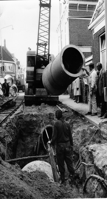 Zeestraat hoek Koningstraat
Het vernieuwen van het riool   Foto Hans Blom
Keywords: bwijk zeestraat