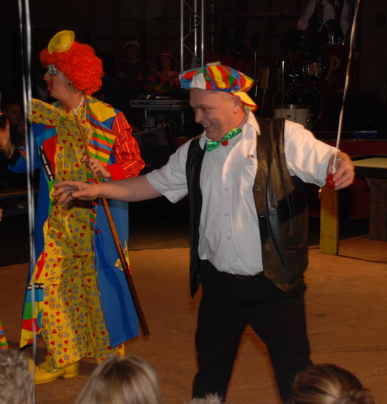 Personen uit dorp
Nieuwjaarsfeest in de Moriaan. 2009 Ad van Schie in aktie als jongleur!

foto JL
Keywords: Personen waz