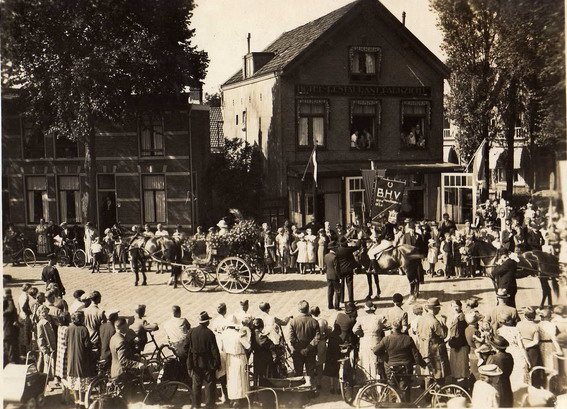 Familie Koopman
Bloemencorso trek voorbij Hotel Parkzicht aan de Zeestraat hoek Groenelaan
(noot prentenkabinet) ik denk feest week in Beverwijk met de paardenkoers?

foto fam Koopman  
 

Keywords: bwijk familie