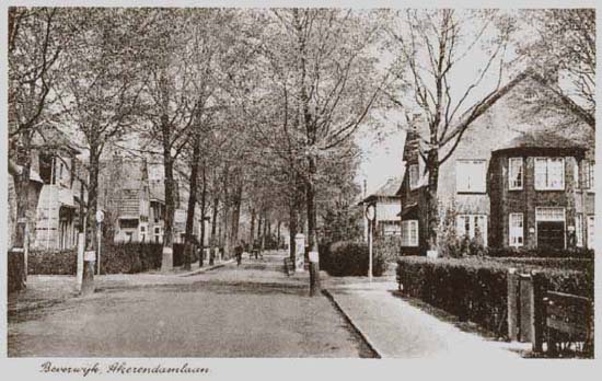 Akerendamlaan
De Akerendamlaan is vernoemd naar de buitenplaats Akerendam waar de weg in feite tegenaan ligt. Deze kaart is van rond 1940 en laat ons een goed beeld van de straat zien vanaf de Vondellaan. Aan zowel de straat als aan de huizen is nauwelijks iets veranderd, alleen de kastanjebomen zijn veel groter geworden. Rechts de tandartsenpraktijk van de tandartsen Hamann, links woonhuis en praktijk van dokter Bonarius. \r\nNiet te zien is dat rechts achterin de straat enkele nieuwe villa's zijn gebouwd.
Keywords: bwijk Akerendamlaan