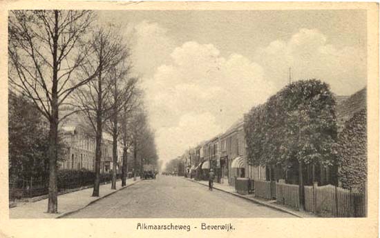 Alkmaarseweg
De Alkmaarseweg zoals deze weg nog steeds is, alleen de bestrating is vernieuwd en enkele hekjes zijn verdwenen. Gelet echter op de schrijfwijze 'Alkmaarscheweg' moet de ansichtkaart toch wel van voor de 2e wereldoorlog zijn, zo tussen 1930 en 1940.
Keywords: bwijk Alkmaarseweg