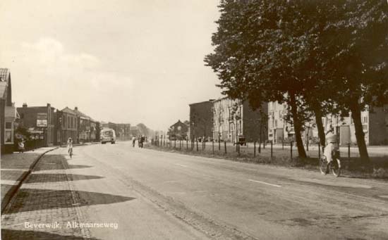 Alkmaarseweg
Dit is het gedeelte van de Alkmaarseweg ter hoogte van de verkeerslichten nabij de Plesmanweg. De ansichtkaart is niet oud, dateert zo ongeveer uit 1970, toen door de aanleg van Plesmanweg en Wijk aan Duinerweg enkele aanpassingen nodig waren. De huizen aan de linkerzijde zijn allemaal gesloopt om plaats te maken voor nieuwbouw, zoals 't Stapelhuys en Huis ter Wijck.
Keywords: bwijk Alkmaarseweg