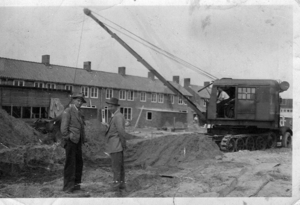 E v Wijk
Bouw van de berghuisstraat met Jan  van Wijk en E van Wijk

foto A v Wijk
Keywords: bwijk pers wijk