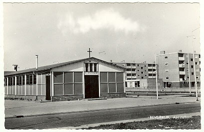 Apostelkerk aan de Van Riemsdijklaan
De Rooms Katholieke Twaalf Apostelen kerk, dit is de officiële naam, aan de van Riemsdijklaan is een zelfstandige parochie gebleven. De eerste paal voor deze “noodkerk” werd geslagen in 1960, gelijktijdig met de bouw van de wijk Meerestein. In 1962 werd door o.a. de bouwpastoor L. Pas de kerk ingewijd en de eerste Eucharistieviering gehouden. De Apostelkerk huist nu nog steeds in hetzelfde “noodgebouw” waarin destijds de start werd gemaakt. Ernaast is ruimte voor een tweede gebouw, De Grenspost, bedoeld voor andere jeugdactiviteiten. De parochie vaart nog steeds zijn eigen conservatieve koers. 

Bron: Boek “Dit was Beverwijk”, auteurs: J.M. Van der Linden/ W. A. Spruit                 
Bewerking: Co Backer
Keywords: bwijk Apostelkerk Van Riemsdijklaan