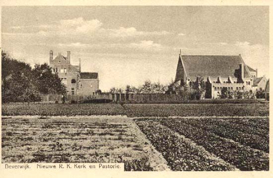 Arendsweg
Een ansichtkaart van de R.K.Kerk van Onze Lieve Vrouw van Goede Raad. De bouw van de kerk was nodig omdat het aantal inwoners, maar ook de katholieken in Beverwijk en Wijk aan Zee en Duin, gestaag groeide. De (oude) St. Agathakerk aan de Peperstraat werd veel te klein en daarom was een nieuwe kerk noodzakelijk. De bekende architect A.J.Kropholler (een leerling van de eveneens zeer bekende architect Berlage) ontwierp een mooi kerkgebouw compleet met toren. Er was echter te weinig geld om het geheel direct te realiseren en dus kwam er een kleinere kerk tot stand in 1915 en in 1927 werd er een stuk aan de kerk gebouwd en kwam ook de toren er bij. Kropholler was bij het bouwen voorstander van het constructief en ambachtelijk zuiver bouwen. Zo gebruikte hij bij voorkeur de rode baksteen en weinig natuursteen. Zijn werken hebben een robuust karakter dat soms herinnert aan het Romaanse. Kenmerkend aan de kerk is het ontbreken van pilaren en het duidelijk zichtbaar zijn van de materialen. De kapconstructie is met opzet zichtbaar gelaten.\
De kerk staat op de Provinciale Monumentenlijst en op de Rijksmonumentenlijst. De bollenvelden op de voorgrond worden ook wel het kerkbollenveld genoemd, maar dit veld lag aan de Boeweg aan de overzijde van de pastorie.
Keywords: bwijk Arendsweg