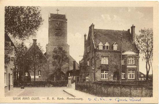 Onze Lieve Vrouw van Goede Raad
De foto van de kerk van Onze Lieve Vrouw van Goede Raad is genomen vanaf de Boeweg. De kerk was toen helemaal klaar, immers in 1914 kwam de kerk deels gereed en in 1927 werd er nog een deel aangebouwd en werd er ook de toren gebouwd. Op de voorgrond aan de rechterkant is het kerkbollenveld, de hier geteelde bollen werden jaarlijks geveild en de opbrengst daarvan was voor de kerk.
Keywords: bwijk Arendsweg boeweg goederaadkerk