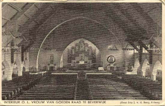 Onze Lieve Vrouw van Goede Raad
Het interieur van de in 1915 en in 1927 afgebouwde kerk van Onze Lieve Vrouw van Goede Raad. De kerk is een ontwerp van de welbekende architect A.J. Kropholler, die veel raadhuizen, kerkgebouwen en kloosters ontwierp. Zowel van binnen als buiten is de kerk een monument en daarom is deze eerst op de Provinciale Monumentenlijst en later ook op de Rijksmonumentenlijst geplaatst. Bij het binnenkomen van de kerk wordt de aandacht getrokken door een polyptiek (veelluik) van keramiek waarop de vier evangelisten en de kruisiging van Christus staan afgebeeld. Het werkstuk dateert uit 1941 en is van de hand van Charles Hubert Eyck. Het orgel is in 1925 gebouwd door de orgelbouwer J.J.v.d.Bijlaardt uit Dordrecht. De veertien kruiswegstaties zijn vervaardigd door de Haarlemse kunstschilder H.A.Bijvoet.
Keywords: bwijk Arendsweg