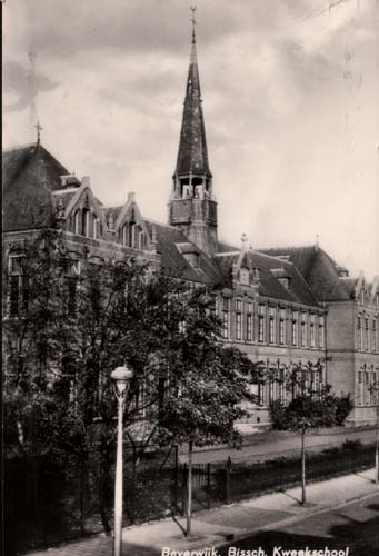 Baanstraat
Baanstraat Pedagogische Academie

De Bisschoppelijke Kweekschool gelegen aan de Baanstraat dateert uit 1906. De Kweekschool kwam in dat jaar van Hoorn(aldaar gesticht) naar Beverwijk en sloeg zijn tenten op in de driehoek Baanstraat, Romerkerkweg, Keesdelfsweg, ook wel het Beverwijkse Vaticaan genoemd.
De grond was eigendom van de familie Waterschoot van der Gracht, die woonde aan de Breestraat, het pand dat nu pastorie is van de Sint Eloy-parochie. Eerst werd alleen de kweekschool zelf gebouwd (architect was J.J.L. Moolenschot uit Amsterdam) en werden de kwekelingen onder gebracht bij “te goeder naam en faam bekend staande gezinnen”. Het onderwijscomplex werd op 27 september 1906 ingewijd door bisschop Callier.  De kweekschool was, waar alles draaide om de godsdienst, van geringe lokale betekenis en het dekenaat had behoefte aan voortgezet rooms-katholiek onderwijs. In 1959 kwam de school los te staan van de kerk- de priesters verlieten het bestuur- en kwam er een lekenbestuur. Beverwijk werd in 1970 nationaal nieuws in de democratiseringsgolf die ons land overspoelde, de school werd een week bezet door studenten. Het hoofdgebouw van de kweekschool is nu appartementencomplex geworden, in de PA-driehoek staan voorts woningen en een schoolgebouw, tot voor kort in gebruik bij De Wilgeroos, maar nu kinderdagverblijf Kangeroe.       

Bron: boek “Dit was Beverwijk”, auteurs: J.M. Van der Linden/ W. A. Spruit   
Bewerking: Co Backer
Keywords: bwijk Baanstraat kweekschool