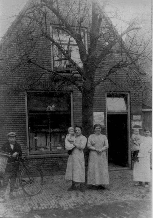 Bakkerij Niesten - Boeweg
Bakkerij Niesten op de Boeweg. Van links naar rechts; Janpiet jr. met de bakkersfiets, Jans van Son met Herman op de armen, Agie de vrouw van Flip en Flip Niesten met de zoon van Janpiet. Later kwam hier de ingang van de Plantage. De bakkerij verhuisde toen naar de Arendsweg. Deze foto heb ik van Nel Niesten, dochter van Flip, gekregen.

foto: Coen Niesten
Keywords: bwijk Boeweg Niesten Bakkers Plantage