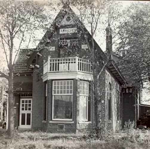 Adrichemlaan - Hoflanderweg
Op de plaats waar eens het huis van Fam. Betjes aan de Hoflanderweg heeft gestaan staat nu gedeeltelijk het Wronkibos en café Podium 104 . 

Bron: boek “Dit was Beverwijk”, auteurs: J.M. Van der Linden/ W. A. Spruit                 
Bewerking: Co Backer

Keywords: bwijk Adrichemlaan Hoflanderweg