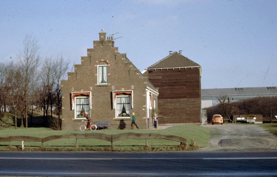 Boerderij van Joor
De boerderij van J. Nol aan de Zeestraat, boerderij is van 1908.
Keywords: waz zeeweg