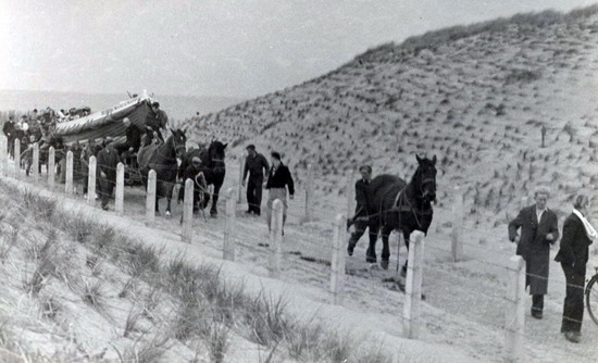 K.N.Z.H.R.M. 
De boot werd tot 1952 door paarden van en naar het strand gereden.

foto R. Ypma
Keywords: waz