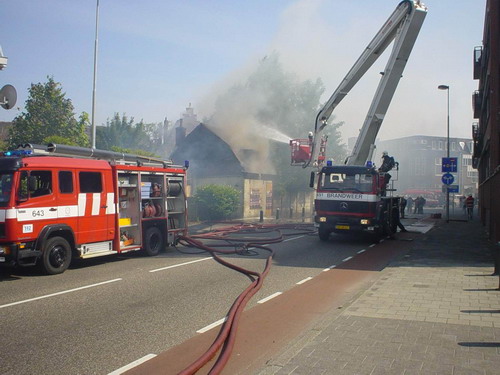 Brand Alkmaarseweg
De brand in volle hevigheid. Dinsdag 17 juni 2003.
Keywords: bwijk Brand