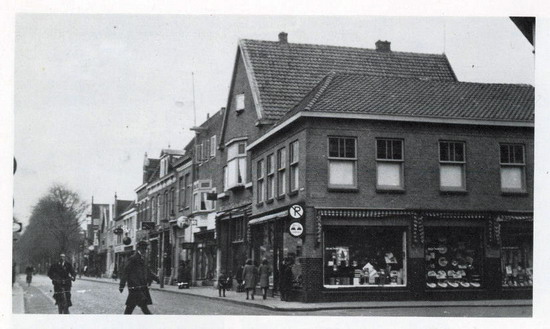 Breestraat hoek Peperstraat
Winkel van De Swart aan de Breestraat.

foto: Jan de Swart
Keywords: Breestraat bwijk