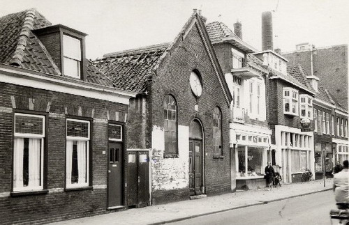 Breestraat
In 1810 kreeg de Joodse gemeenschap in Beverwijk een eigen gebouw. Het pand van Hendrik van Riesen aan de Breestraat (ingeklemd tussen rechts slagerij en bovenwoning van van der Geest en links een poort met een klein woonhuis) stond te koop. Na enkele aanpassingen was het geschikt om als synagoge dienst te doen. De Beverwijkse Joden waren zeer arm en hadden de grootste moeite om het gebouw in stand te houden. Geld voor ’n rabbijn was er sowieso niet.  In1853 liep de synagoge enorme stormschade op. De herbouw, nieuwbouw van de synagoge vond pas tien  jaar later plaats. Inmiddels hadden tientallen partijen financiële hulp toegezegd. De eerste steen- te zien in museum Kennemerland- van de verbouwde Synagoge der Israëlitische Gemeente werd gelegd op 10 mei 1863. In 1922 is de synagoge, vooral wat het interieur betreft, geheel gerestaureerd en verfraaid. De oorlogsjaren hebben ook diepe sporen nagelaten op de Joodse gemeenschap in Beverwijk. Werd in 1948 de synagoge weer op  naam gezet van de Israëlische Gemeente, er woonden in dat jaar in Beverwijk en Wijk aan Zee nog maar twaalf joden. Er werd gekozen voor sluiting van de synagoge, alle voorwerpen, zoals de wetsrollen, werden overgedragen aan het Nederlandse Israëlische Gemeente Haarlem. In dat zelfde jaar is het gebouw achtereenvolgens verhuurd aan verschillende bedrijven. In 1963- honderd jaar na de eerste steenlegging- werd de voormalige synagoge door brand verwoest. De restanten werden gesloopt voor de bouw van winkelcentrum De Beverhof, ook op deze plek. Sinds 1977 staat er een taps toelopende marmeren zuil op een cirkelvormig plateau waarin de Davidsster is verwerkt. Dit monument staat ter hoogte waar de synagoge gestaan heeft.       

Bron: boek “Dit was Beverwijk”, auteurs: J.M. Van der Linden/ W. A. Spruit   
Bewerking: Co Backer         
Keywords: bwijk Breestraat synagoge