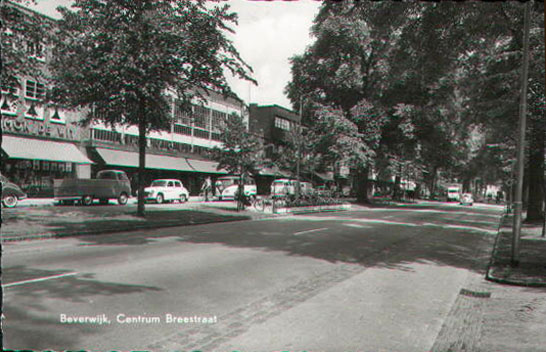 Breestraat
In het boek “Dit was Beverwijk”staat op blz. 33; ” Wat eens de mooiste straat in de wijde omgeving is (niet voor niets de bijnaam de Kalverstraat van de Wijk), is het al jaren niet meer. Weg zijn de karakteristieke bomen, weg de parallelstraten, weg of onzichtbaar de mooie geveltjes. Uitgestorven, de jonge boompjes, het nieuwe straatmeubilair het zijn geen trekkers, hoe goed bedoeld ook. Waar zijn de mooie winkeltjes, die de Breestraat zo mooi sierden op plaatsen waar men de een na de andere drogisterijketenen aantreft, winkels in de telefoonbranche zijn niet meer op één hand te tellen”. De Bree huilt waar het eens heeft gelachen.

Bron: Boek “Dit was Beverwijk”, auteurs: J.M. Van der Linden/ W. A. Spruit                 
Bewerking: Co Backer
                                                        
Keywords: bwijk Breestraat