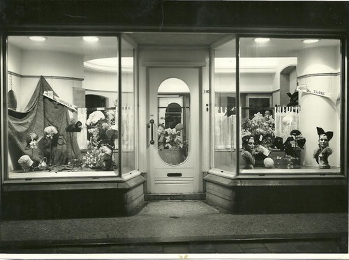 Winkel op de Breestraat
 bijgaand stuur ik u er een van Breestraat 116 ter gelegenheid van het 40 jarig bestaan van de hoedenwinkel van mijn oma Mw. J. Coppens Groen. Achter en naast de winkel was het loodgietersbedrijf Coppens gevestigd. Een hele leuke site, dat prentenkabinet, kijk mijn ogen uit.

 

Groeten

Jeanette Boereboom

kleindochter van Mw. Coppens Groen
Keywords: Bwijk breestraat winkel