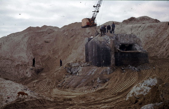 Bunker
Op het strand in de duinenrij.
Keywords: waz Bunker