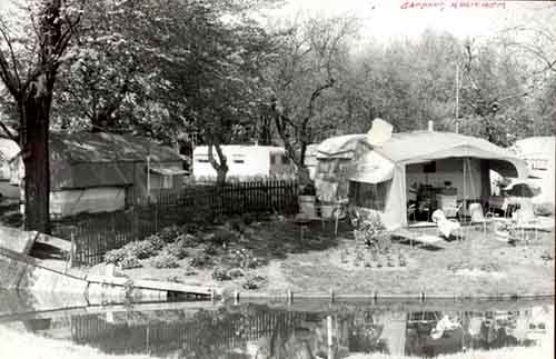 Camping Adrichem
In de 2e helft van de 13e eeuw is het kasteel Adrichem gebouwd in Beverwijk. In 1476 moest Nicolaes van Adrichem vluchtten voor het oorlogsgeweld. Mogelijk is toen het kasteel verwoest maar in 1515 herbouwd op de oude fundamenten. In 1556 is een muur om het kasteel gebouwd. De laatste bewoner van Kasteel Adrichem, die opdracht tot slopen gaf in 1809 was Gijsbert Karel Graaf van Hoogendorp. Hij is bekend in de Nederlandse geschiedenis als opsteller van de eerste grondwet van het Koninkrijk der Nederlanden. De terreinen waarop Adrichem gestaan heeft, kan men nu nog aanwijzen. Op deze plek is nu camping Adrichem gelegen en ligt op een rondlopend stukje terrein omgeven door een gracht, de voormalige locatie van het kasteel Adrichem en een L-vormig terrein vlakbij de kantine van sportclub ‘De Kennemers’. Dit L-vormige terrein is mogelijk ontstaan door puin dat vrijkwam bij de sloop van het kasteel tussen 1809-1812. 

Bron: boek “Dit was Beverwijk”, auteurs: J.M. Van der Linden/ W. A. Spruit                 
Bewerking: Co Backer
Keywords: Camping Adrichem bwijk