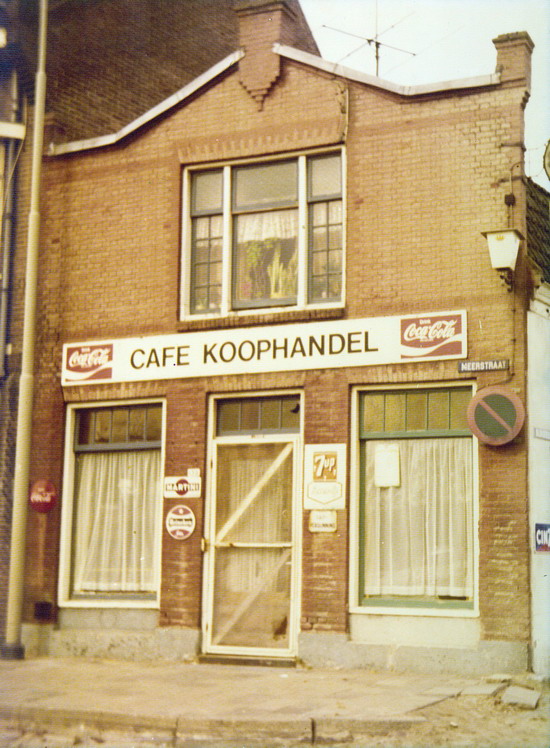 Cafe de Koophandel
Cafe de Koophandel stond aan de Meer vlakbij de bloksteeg.

foto: van de kleinzoon van de laatste uitbaatster.
Keywords: bwijk cafe koophandel meer