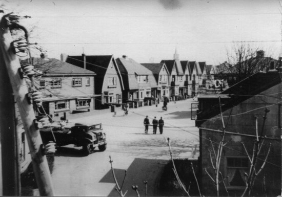 Cornelis Matersweg
Foto genomen vanuit het huis van de fam. Niesten op de Noorderwijkweg richting de Cornelis Matersweg.
Genomen in de oorlogsjaren?

foto: Coen Niesten
Keywords: Cornelis Matersweg bwijk