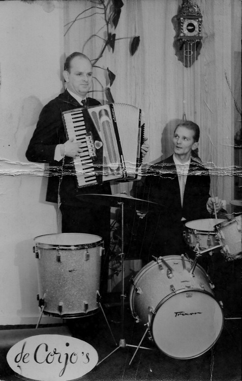 Personen uit Dorp
De Corjo's.
Cor Snijders en Joop Mijnen, ze speelden vaak in Cafe de Zon voor feestjes en partijen.
foto: Fam. Brasser.
Keywords: personen waz brasser