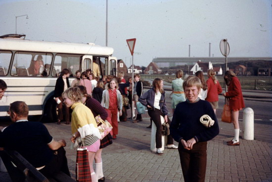 Zwembus
De zwembus naar Beverwijk, waar we zwemles kregen. Op de voorgrond Wim Schellevis.
Keywords: wrb waz