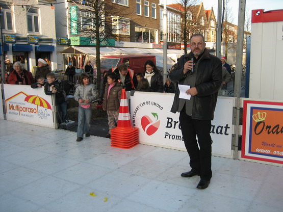 Personen uit Beverwijk
Maarten Dijkshoorn opent de ijsbaan op de Breestraat 2008

foto wijzaken
Keywords: bwijk personen breestraat