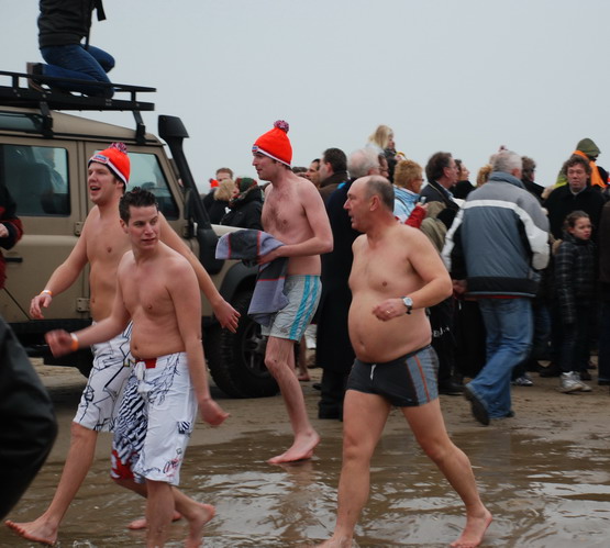 Strand
Donderdag 1 jan. 2009  nieuwjaarsduik gauw naar de Snert wat was het koud. zo koud.
foto JL
Keywords: waz nieuwjaarsduik