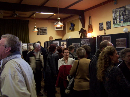 Personen uit het dorp
Expositie in de Cafe de Zon 2004 mevr. Duin.

eigen foto
Keywords: waz personen